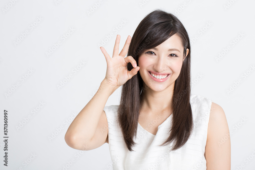 オッケーサインをする女性