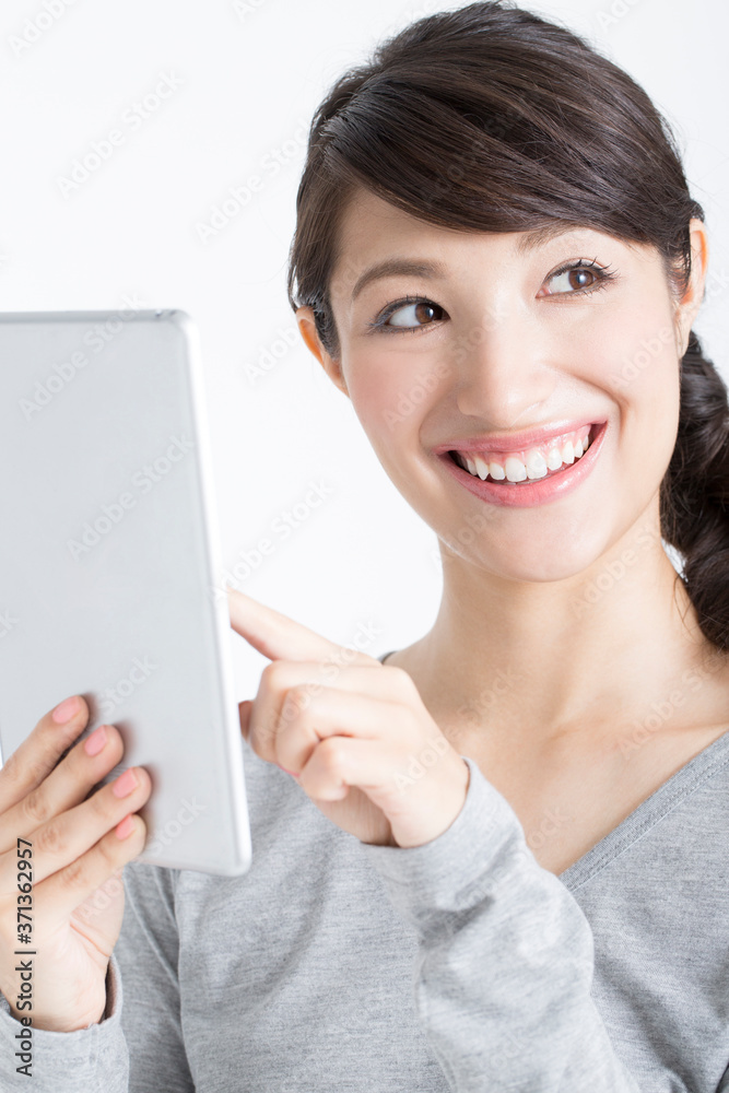 タブレットPCを見る女性 タブレットPCを見る女性