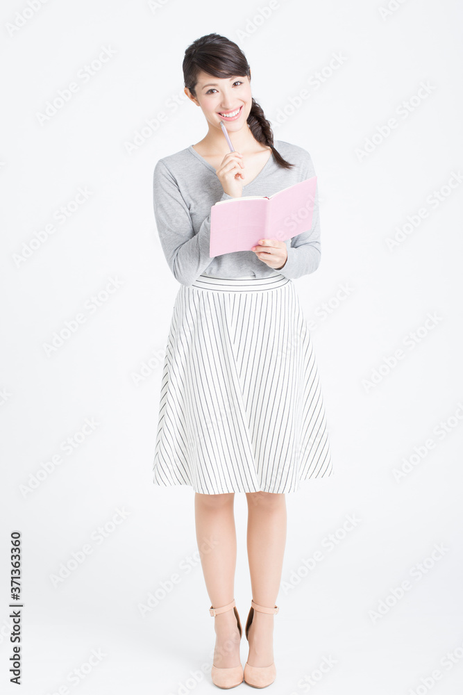 スケジュールを書く女性 スケジュールを書く女性