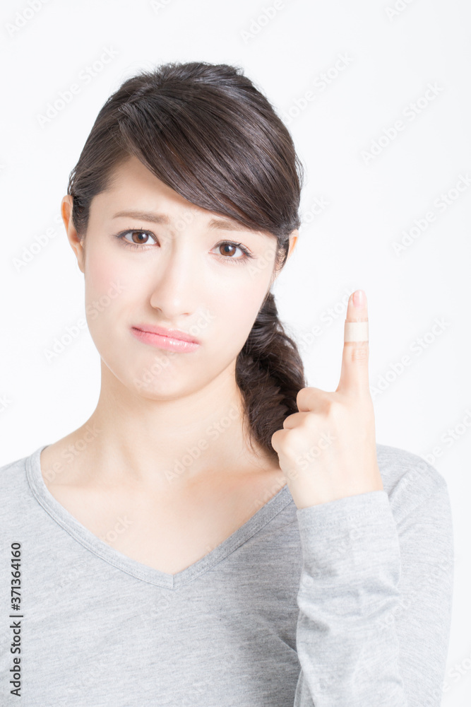 絆創膏を貼った女性 絆創膏を貼った女性