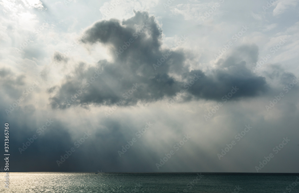 Obraz premium Dramatic sky with stormy clouds above the sea