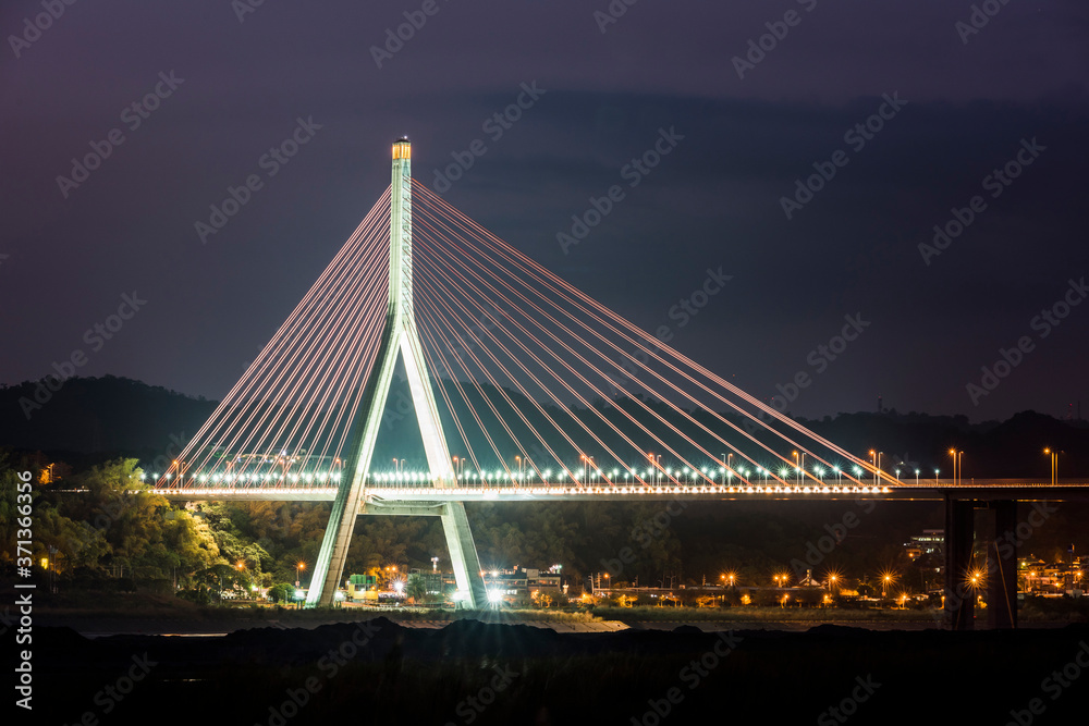 Obraz premium scene of the Cable-stayed bridge at night in Kaohsiung, Taiwan.