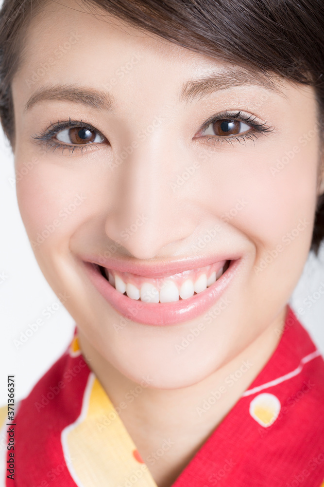 笑顔の浴衣女性