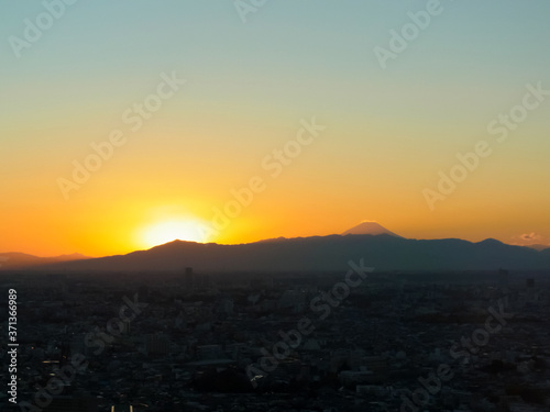 The Japan's highest mountain which cancels sun and that of mountain sinking over there