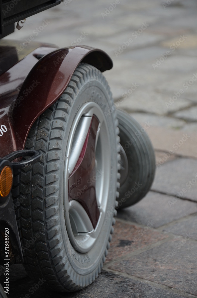 Rad eines elektrischen Rollstuhls Rad eines elektrischen Rollstuhls