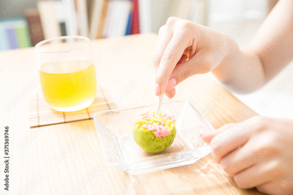 和菓子を食べる女性の手もと