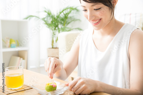 和菓子を食べる女性