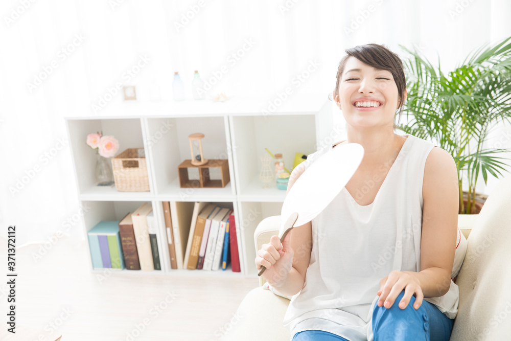 団扇を扇ぐ女性 団扇を扇ぐ女性