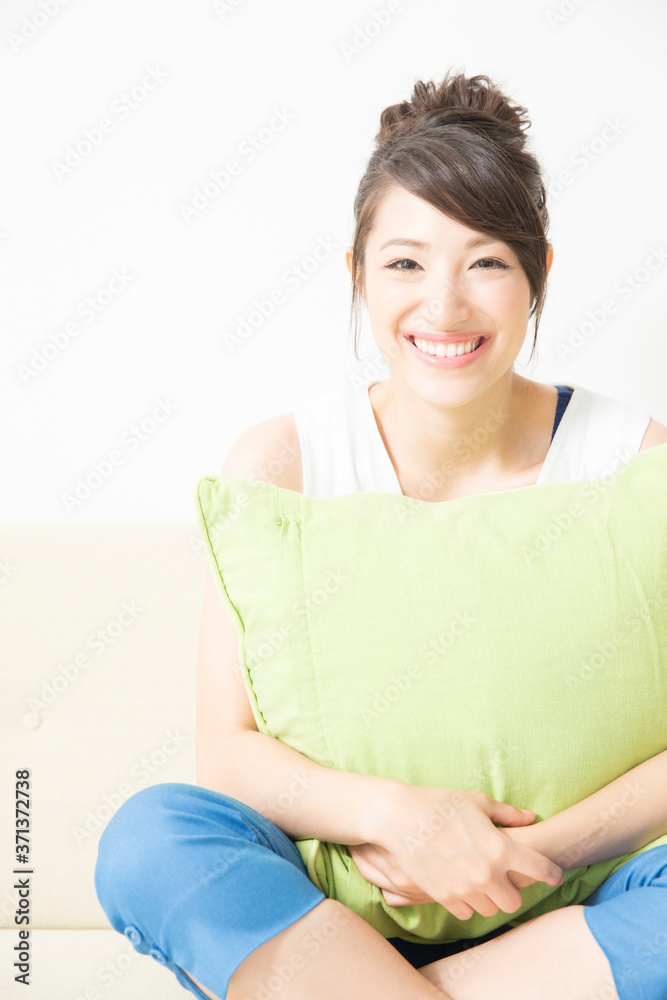 ソファに座る女性