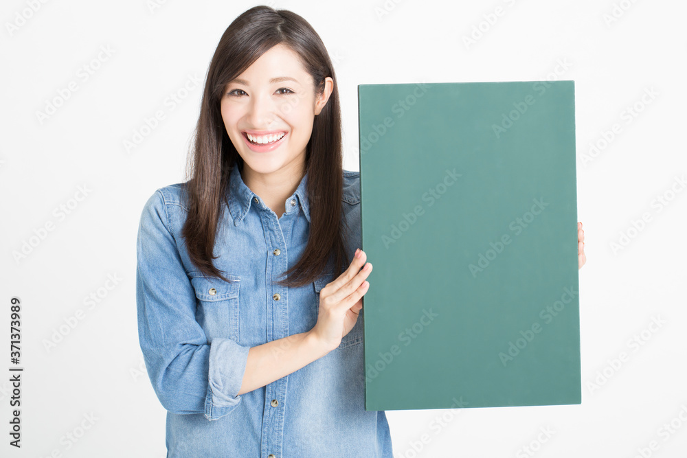 黒板を持った女性