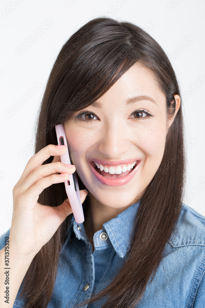 スマートフォンで通話する女性 スマートフォンで通話する女性