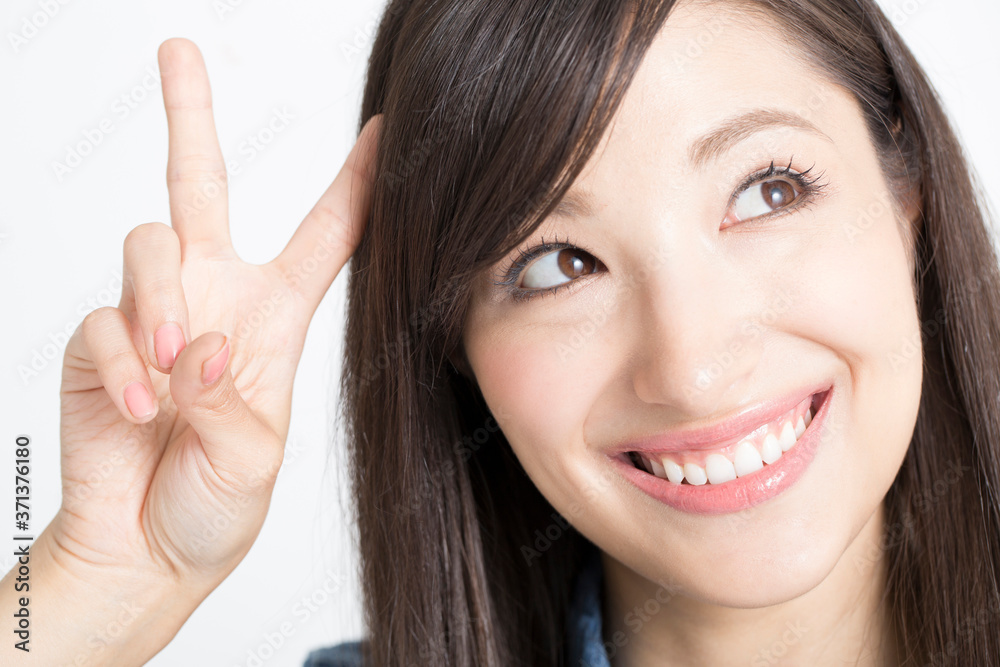ピースをする女性 ピースをする女性