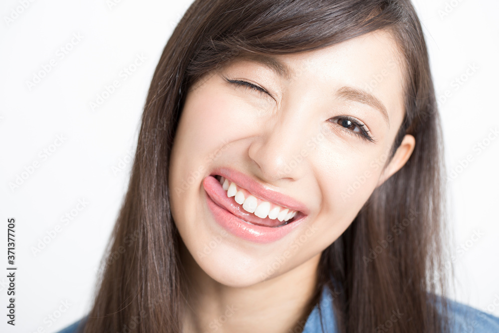 ウインクする女性 ウインクする女性