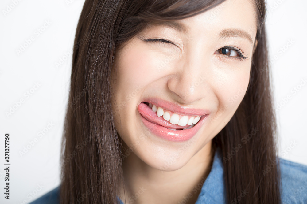 ウインクする女性 ウインクする女性