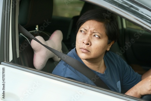 A woman made a suspicious appearance when the police called for a driver's license check. photo