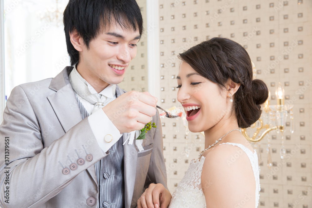 ファーストバイトをする新郎新婦 ファーストバイトをする新郎新婦