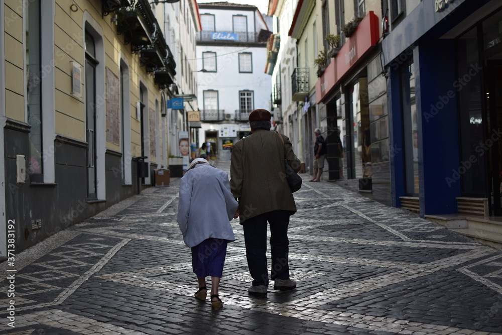 Älteres Ehepaar beim Spaziergang