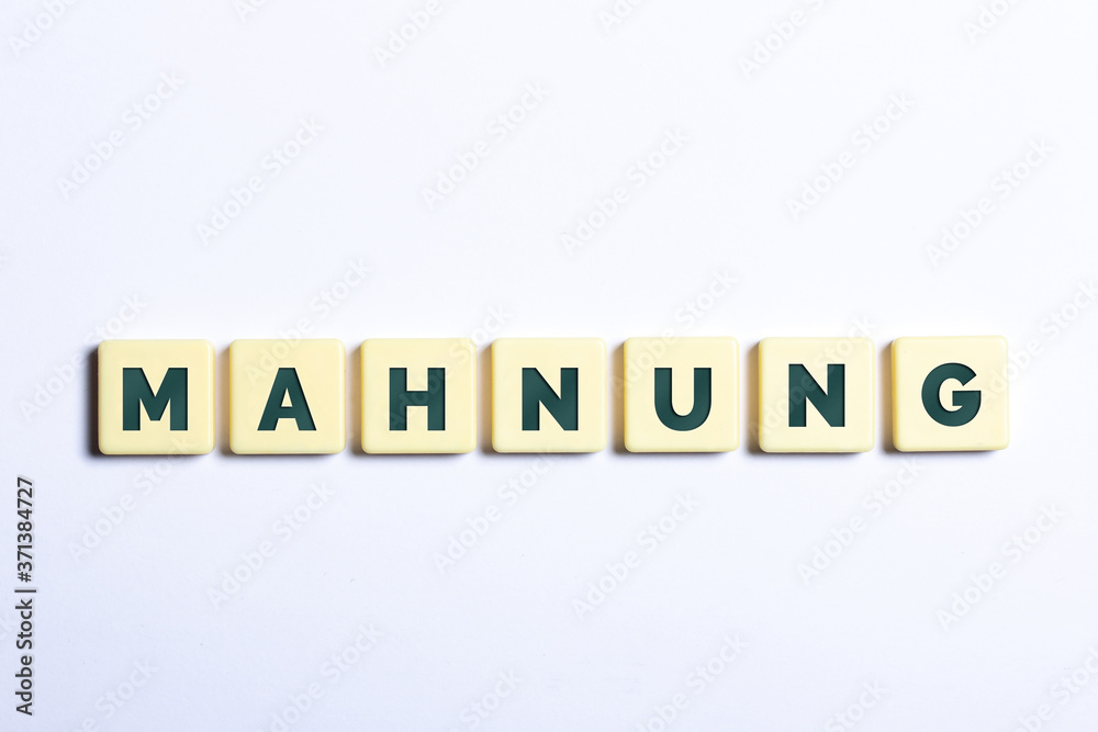 Das Wort Mahnung auf weißem Hintergrund Das Wort Mahnung auf weißem Hintergrund