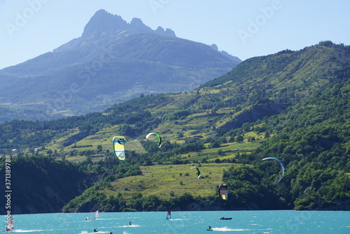 Fototapeta Naklejka Na Ścianę i Meble -  kite surfing on serre ponçon lake in the french alps