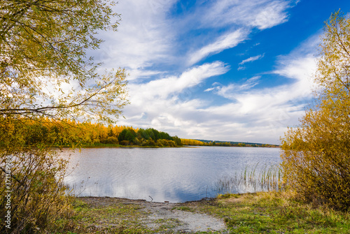 Fototapeta Naklejka Na Ścianę i Meble -  Landscape images of the lake in the daytime, with beautifully reflected white clouds