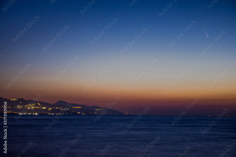 L'alba e la cometa Neowise sullo stretto di Messina