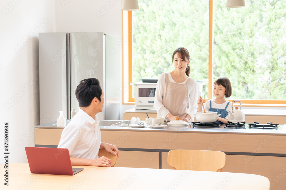 家でテレワークする男性と家族 家でテレワークする男性と家族