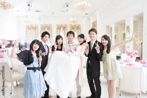 新婦を抱き上げる新郎
