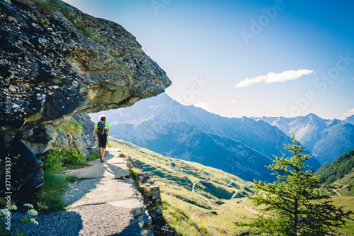 Escursionista cammina in montagna