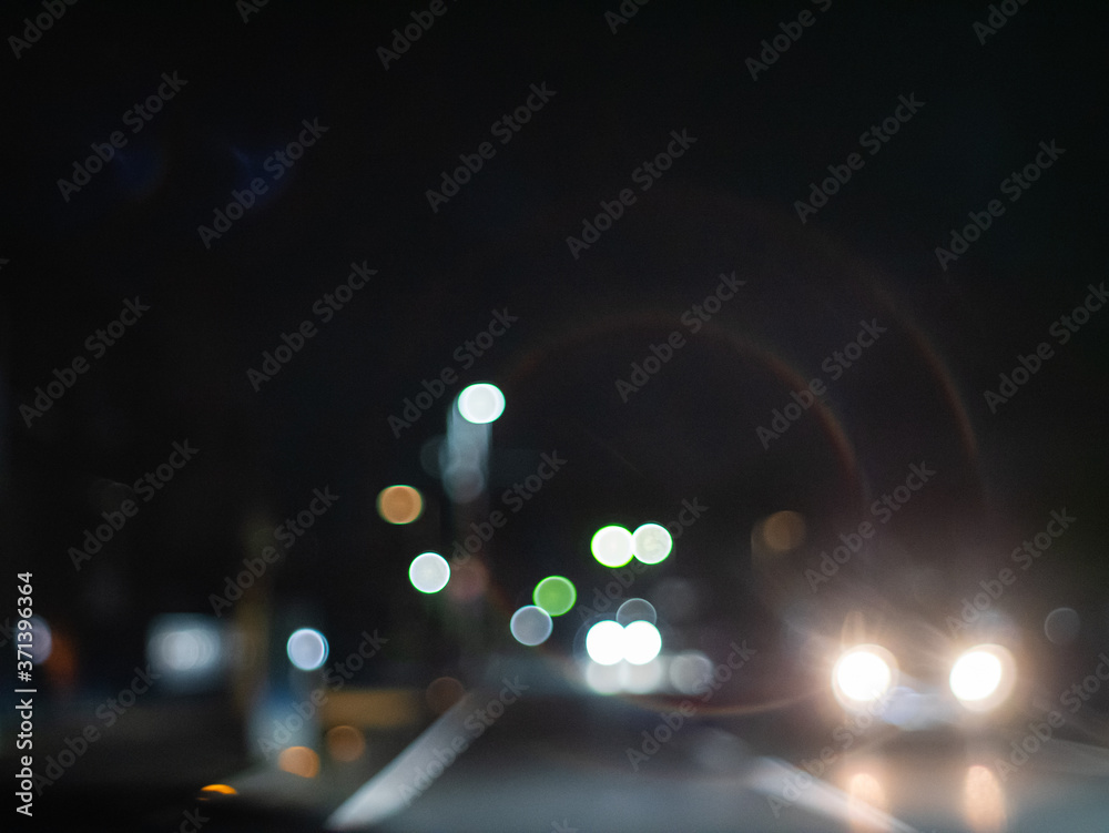 夜の道路。街灯や車のライトが光る夜道・車道。夜の街・ドライブ。