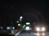 夜の道路。街灯や車のライトが光る夜道・車道。夜の街・ドライブ。