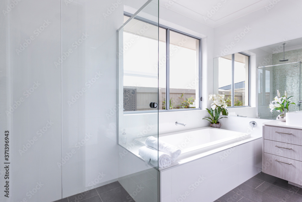 Fototapeta premium A luxury modern bathroom interior design view