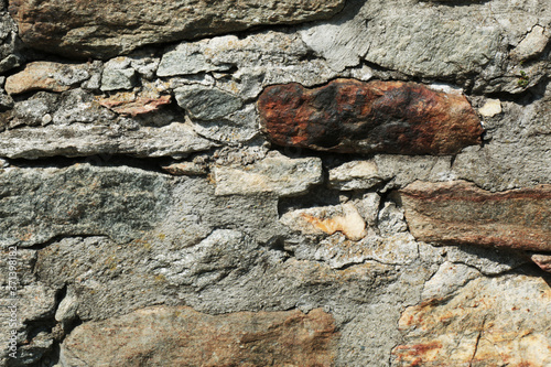 Muretto realizzato in Valle d’Aosta, Italia, con rocce metamorfiche tipiche del luogo, dettagli in primo piano photo