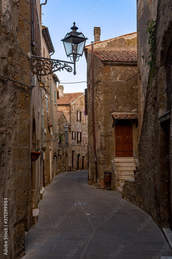 Straße in der Altstadt von Pitigliano in der Toskana, Italien 