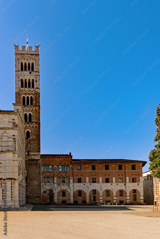 Die Piazza San Martino mit Glockenturm der Kathedrale in Lucca in der Toskana, Italien 