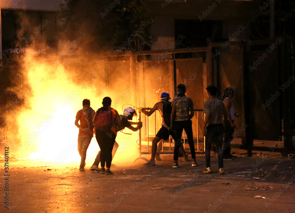 Naklejka premium Rewolucja, protesty i konfrontacje w Bejrucie w Libanie po wybuchu 4 sierpnia 2020 r.