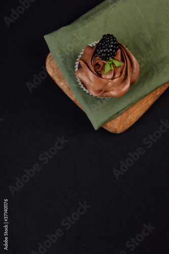 Cupcake de chocolate vista cenital con fondo negro photo