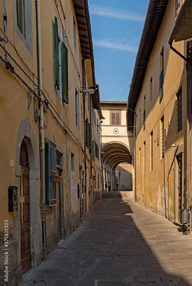 Verlassene Straße in der Altstadt von Pistoia in der Toskana, Italien 