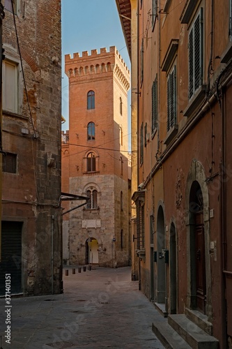 Einsame Stra  e in der Altstadt von Pisa in der Toskana  Italien 