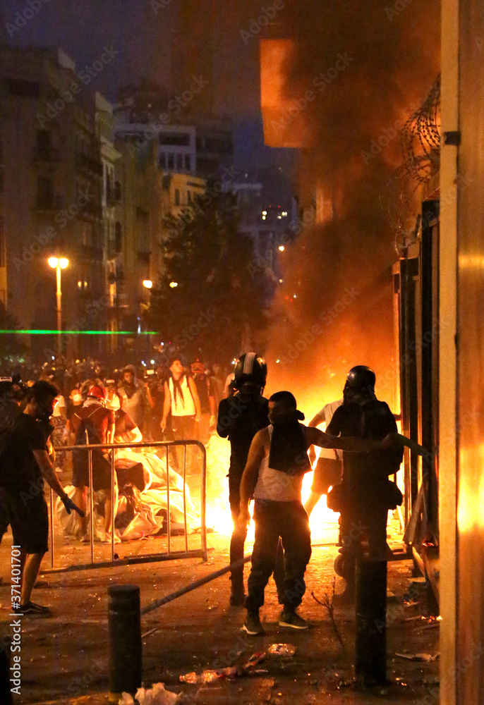 Naklejka premium Rewolucja, protesty i konfrontacje w Bejrucie w Libanie po przerażającej eksplozji w porcie 4 sierpnia 2020 r.