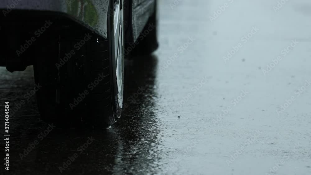 道路に降る雨 自動車 豪雨 イメージ 道路に降る雨 自動車 豪雨 イメージ