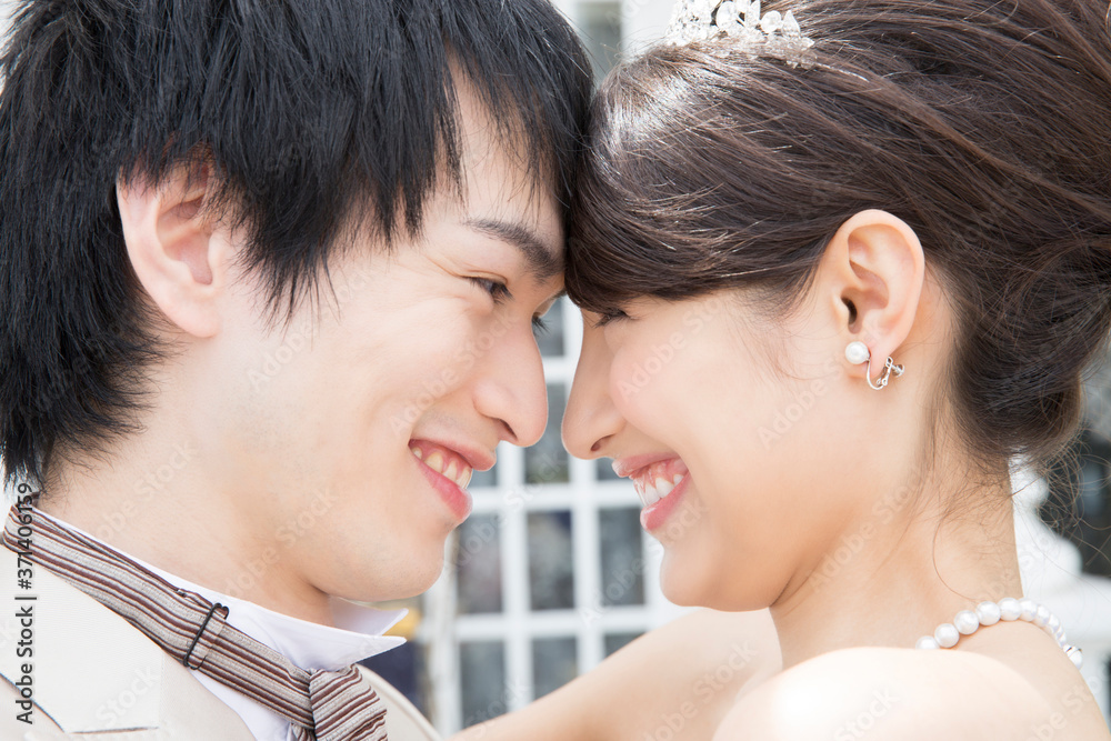 見つめ合う新郎新婦 見つめ合う新郎新婦