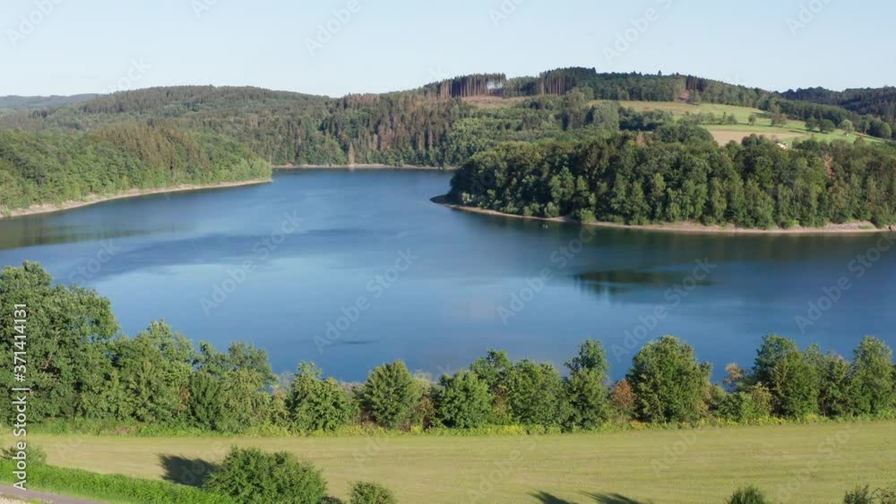 Der Biggesee von unten nach Oben gefilmt in der Natur in 4k