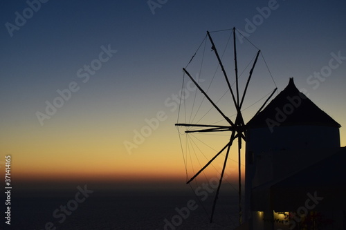 Windmühle in der Dämmerung auf Santorini