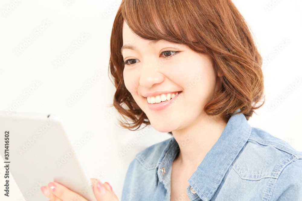 タブレットＰＣを見る女性