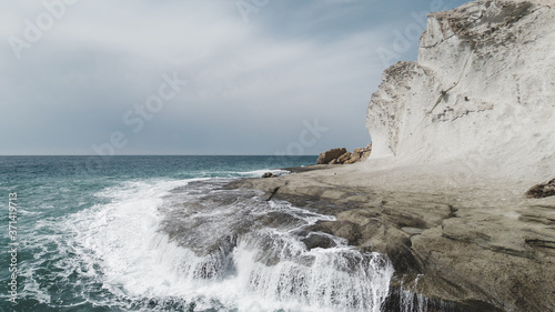 Fotografi Cala de Enmedio en el Cabo de Gata, Almería, en un día de oleaje