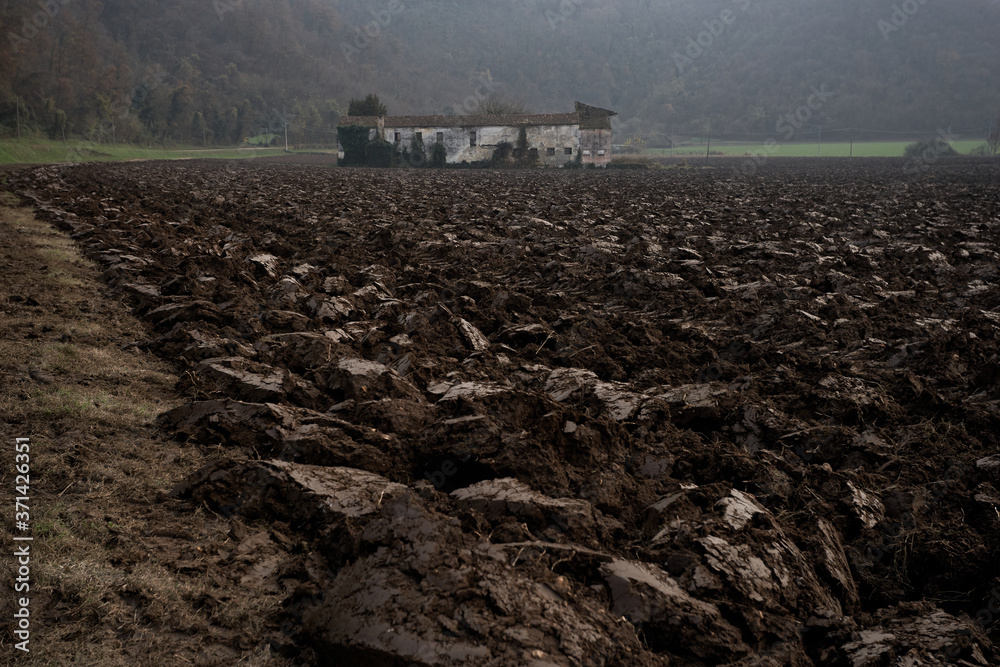 Obraz premium Plowed soil and farm ruins in Veneto landscape