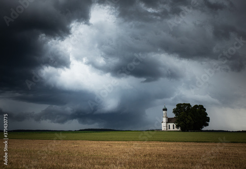 bedrohliche wolkenstimmung mit kirch