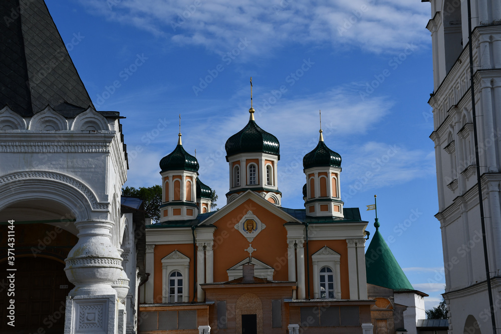 Obraz premium Kostroma, Russia, August 2020. Cathedral of the Holy Trinity Ipatiev monastery in Kostroma.