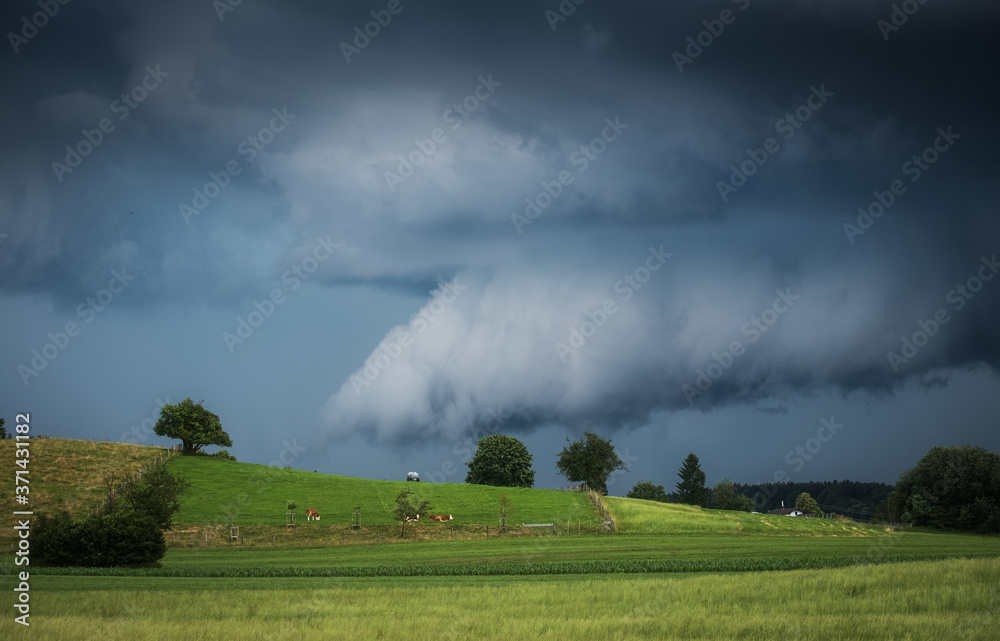 wallcloud mit gewitter über alm