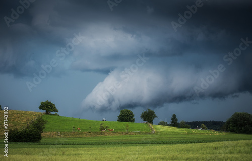 wallcloud mit gewitter über alm